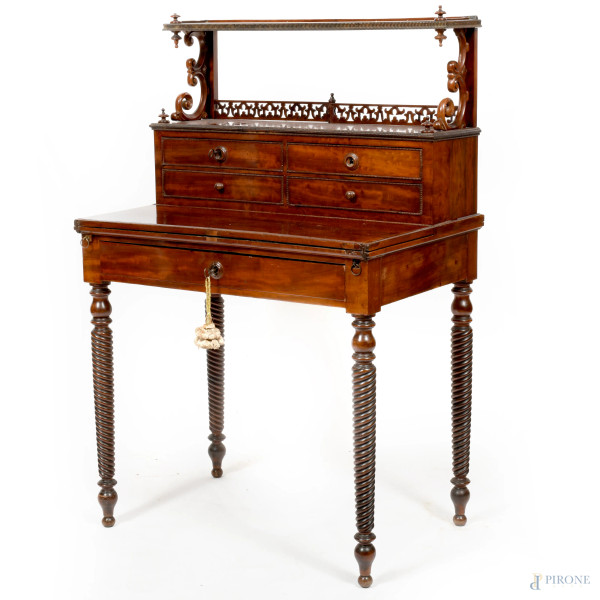 Scrittoio in mogano con corpo superiore a 4 cassetti sormontati da struttura traforata e intagliata. XIX secolo, cm 120x78,5x51,5 (aperto 102,5), (segni di usura, restauri e rotture)