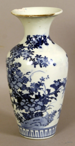 Vaso in porcellana bianco blu a decoro di fiori, altezza 18,5 cm,  (difetti).