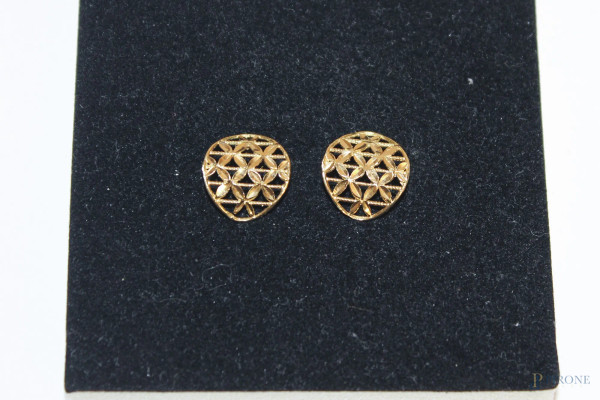 Coppia di orecchini in oro traforato, gr 2,9.