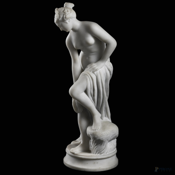 Scultura in marmo raffigurante Venere al bagno, inizi del XX secolo, (difetti), altezza cm 49