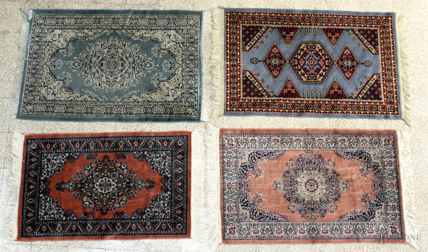 Lotto composto da quattro tappeti scendiletti, misura massima 67x107 cm.