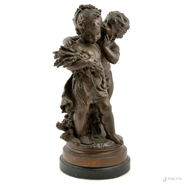 Coppia di fanciulli, scultura in bronzo su base in legno , XX secolo, altezza cm 52, firmato alla...