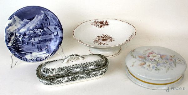 Lotto di tre oggetti in porcellana ed uno in maiolica, composto da due cofanetti, un piatto ed un'alzata centrotavola, diametro max cm 23