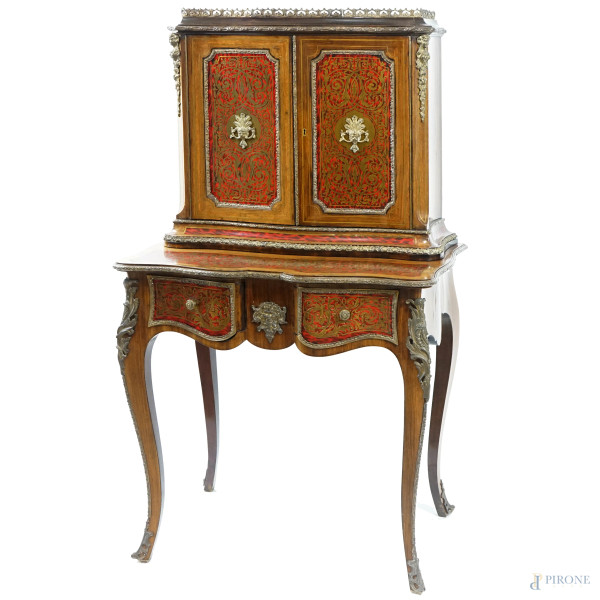 Bonheur du Jour Napoleone III con intarsi alla maniera Boulle a finta tartaruga, fregi e guarnizioni in bronzo dorato e ottone, due cassetti e due sportelli, poggiante su quattro gambe mosse, XIX-XX secolo, cm 136x78x53