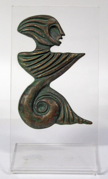 Figura, scultura in bronzo su supporto in plexiglass, H 20,5 cm.