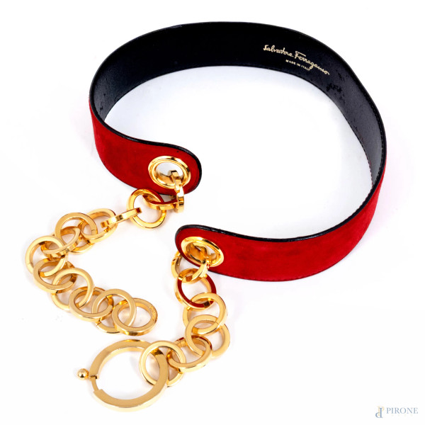 Cinta Salvatore Ferragamo in pelle nera, velluto rosso e metallo dorato, lunghezza cm 85 (lievi segni di usura)
