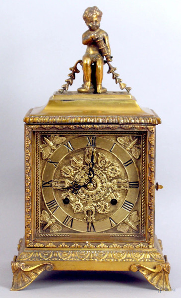 Orologio da tavolo in bronzo cesellato, sormontato d putto, altezza 29 cm, primi &#39;900.