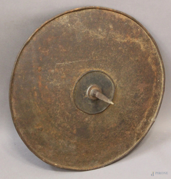 Antico scudo in ferro, diametro 40 cm.