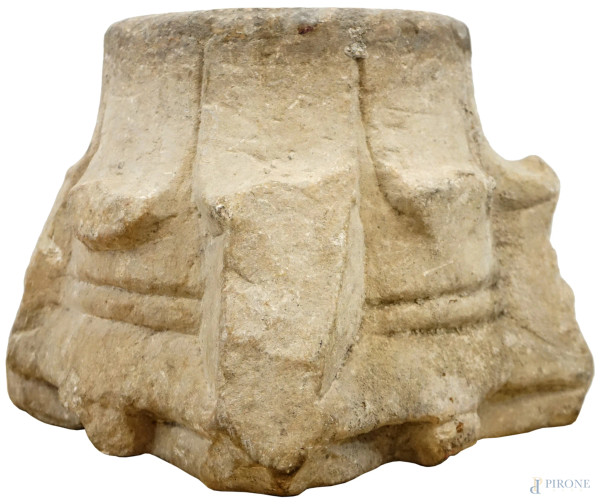 Antico capitello in marmo, scolpito con decorazione fitomorfa, cm 31x35x37 circa, (difetti). 