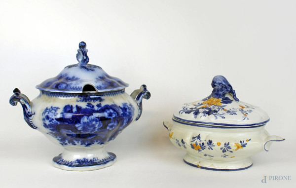 Lotto di due zuppiere in porcellana, decori floreali bianco e blu, un coperchio con presa a foggia di frutta, alt. max cm 28,5, manifatture diverse, XX secolo, (difetti ).