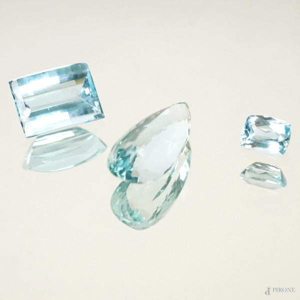 Lotto di tre pietre acquamarine : una a goccia da 14 CT,  una rettangolare grande da 15 CT e rettangolare piccola da 2,5 CT.