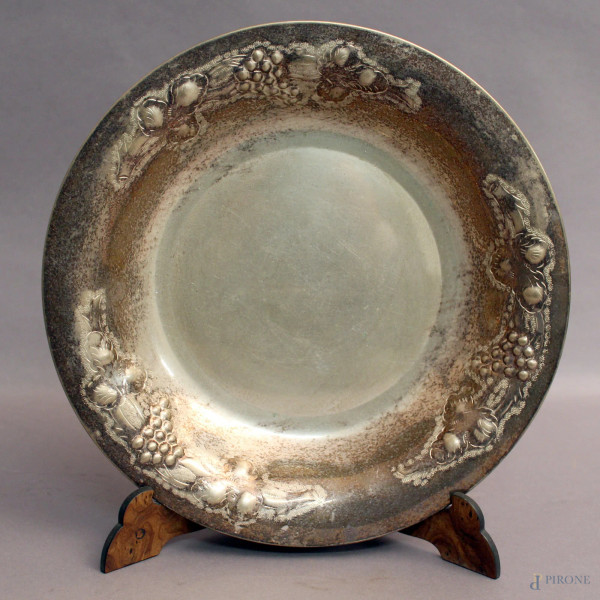 Centrotavola tondo in argento con decori a motivi d&#39;uva, diametro 27 cm, gr. 320.