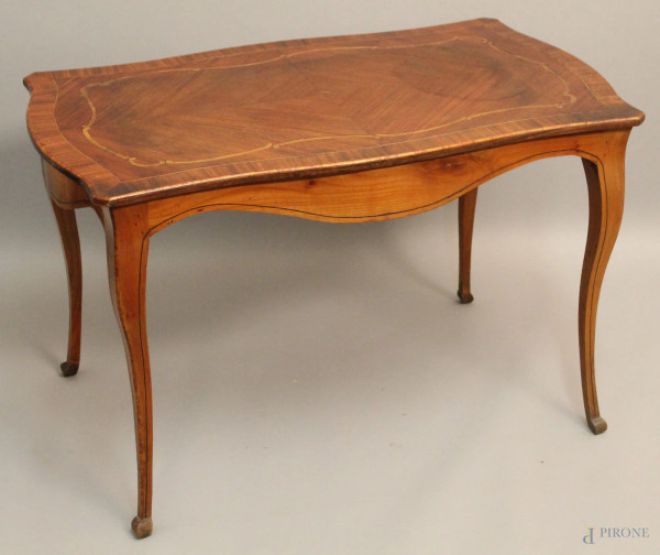 Tavolino da salotto di linea rettangolare in bois de rose, XIX sec, h. 54x80x56 cm.