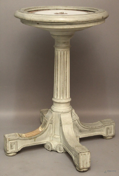 Tavolo da salotto di linea tonda in legno laccato poggiante su colonna e quattro piedi con piano in porcellana, h. 70, diametro 45 cm.