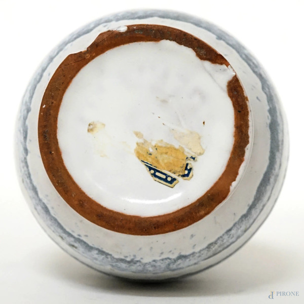 Vasetto in ceramica bianca e grigia con decori circolari, XX secolo, altezza cm 20,5 (difetti)