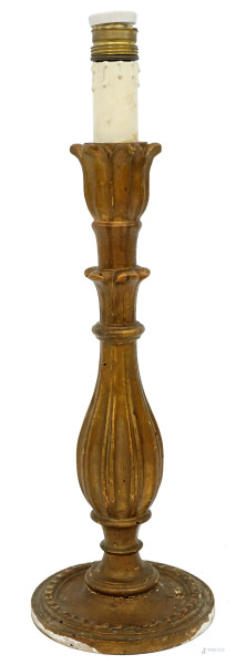 Lampada in legno intagliato e dorato, base circolare, cm h 50,  XIX secolo, (difetti).