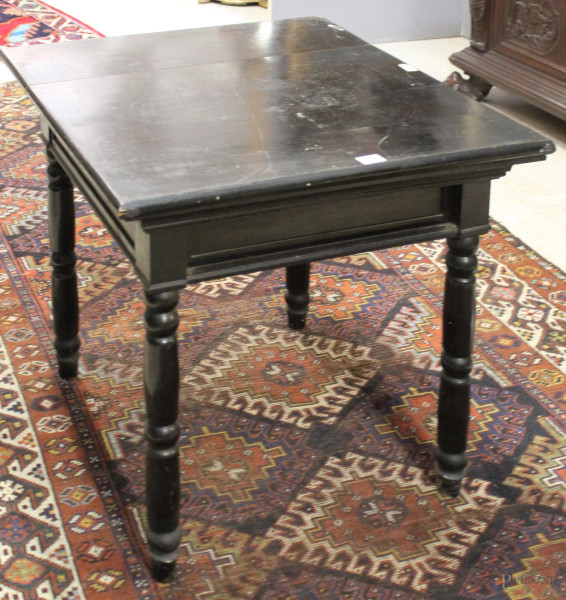 Piccolo tavolo di linea quadrata in legno laccato ad un cassetto, XIX sec, 70x70 cm