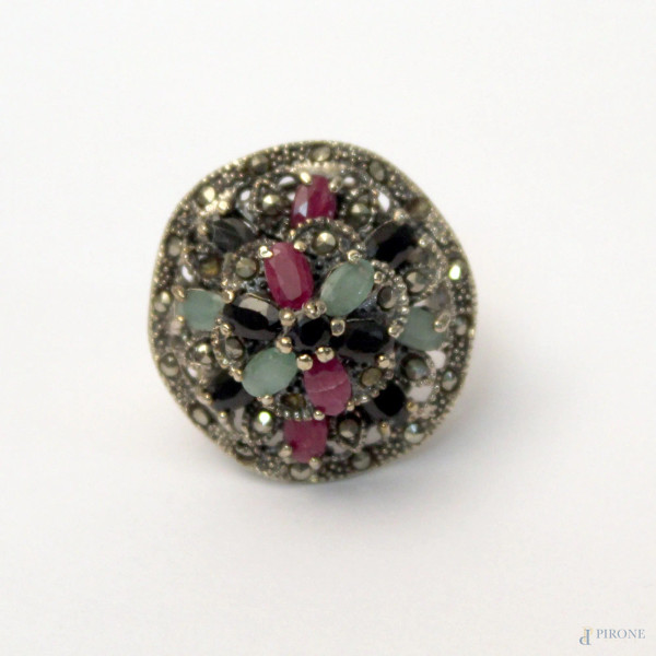 Anello in argento con pietre multicolore.