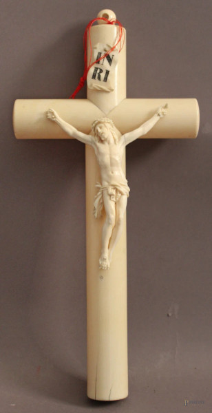 Cristo in avorio cesellato, H 16 cm, con croce, H 38 cm, Francia, XIX sec., difetti.