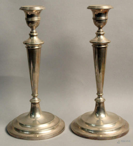 Coppia candelieri ad una luce in argento, gr. 710, h.30 cm.