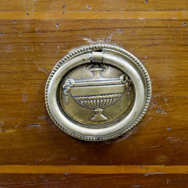 Comò in noce a tre cassetti con maniglie in bronzo cesellato raffiguranti urne, rifiniture e deco...