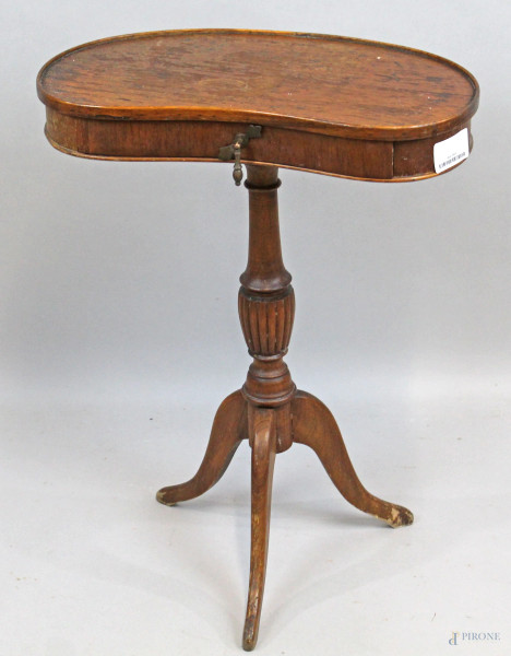 Tavolinetto a fagiolo in legno tinto noce, inizi XX secolo, ad un cassetto, gamba a balaustro poggiante su tre piedi mossi, cm h 64, (difetti).
