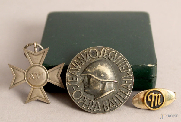Lotto composto da due spille di epoca fascista, di cui una Balilla ed una croce in argento per i &#39;15 anni di servizio.
