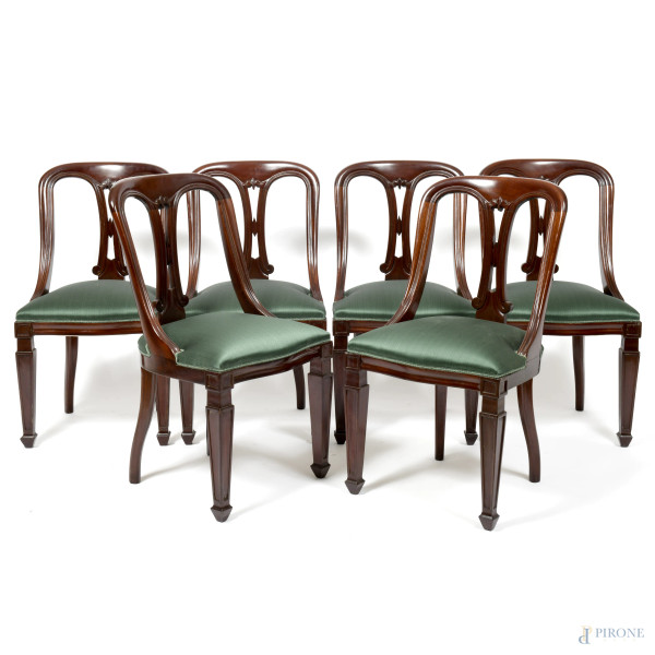 Lotto di sei sedie in mogano con schienale mosso e seduta rivestita in tessuto verde, XX secolo, cm 90x49x44, (segni di usura, difetti, scalfiture)