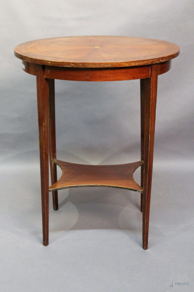 Tavolino ovale in noce con filetti in ebano, XIX sec., H 75 cm.
