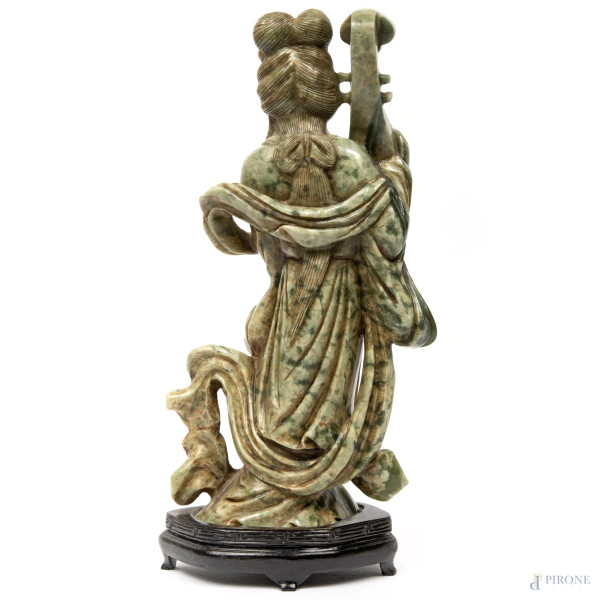 Scultura in pietra saponaria raffigurante una Guanyin con strumento musicale, base in legno, XX s...