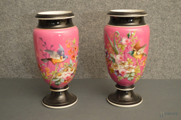 Coppia vasi in porcellana a decoro floreale e uccellini, Francia XIX sec, h.26 cm.