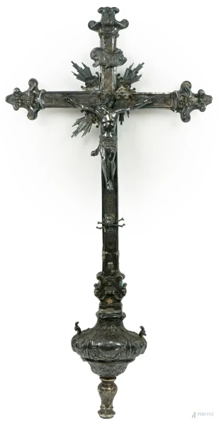 Croce astile in lamina d'argento sbalzato e cesellato, XVIII secolo