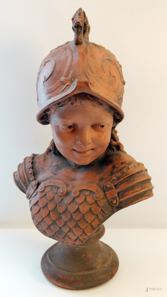 Busto di fanciullo con elmo, scultura in terracotta, h. 47 cm