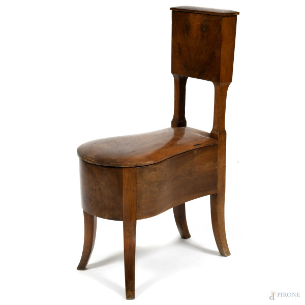 Sedia da comò in legno intagliato, XX secolo, cm 80x45x29, (segni di usura, difetti, fori di tarlo)