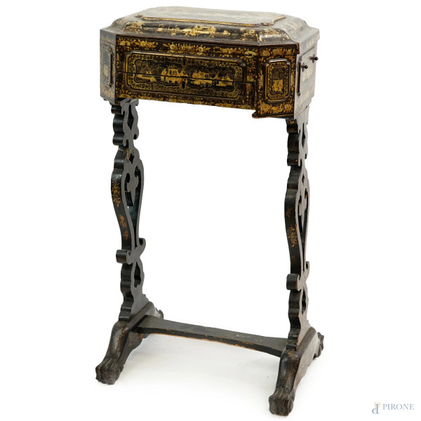 Tavolino da lavoro/cucito in legno ebanizzato e dipinto a cineserie, seconda metà del XIX secolo, completo di specchiera e accessori dell'epoca, cm 77x40x30, (difetti)