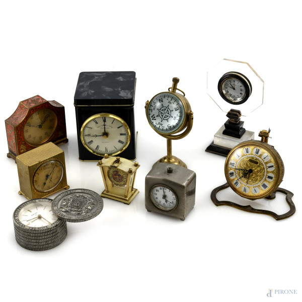 Lotto di 8 orologi e una bussola da tavolo di varia foggia e manifattura, XX secolo, misure massime cm 13x7,5, (segni di usura, difetti, da revisionare)