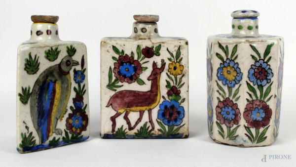 Lotto di tre antiche bottiglie Iznik in ceramica invetriata e policroma, altezza max cm 16, (difetti).