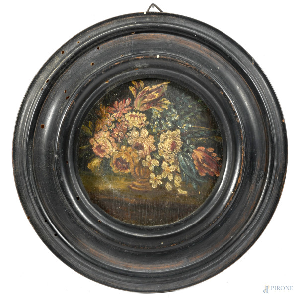 Lotto di quattro dipinti a serto circolare con nature morte e scene di paesaggio, XIX-XX secolo, ...