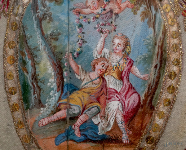 Ventaglio in stoffa dipinto a mano con scene arcadiche entro medaglioni inframmezzati da palme e ...