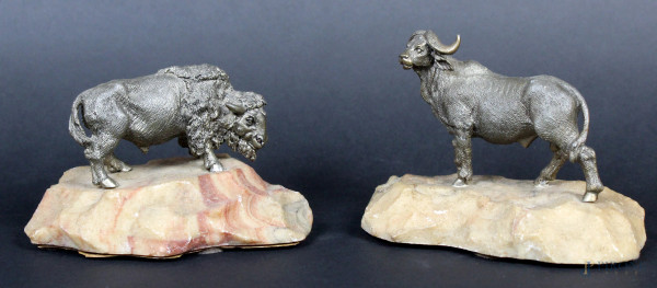 Lotto di un bisonte ed un bufalo in metallo argentato, altezza cm. 7,5 , base in pietra