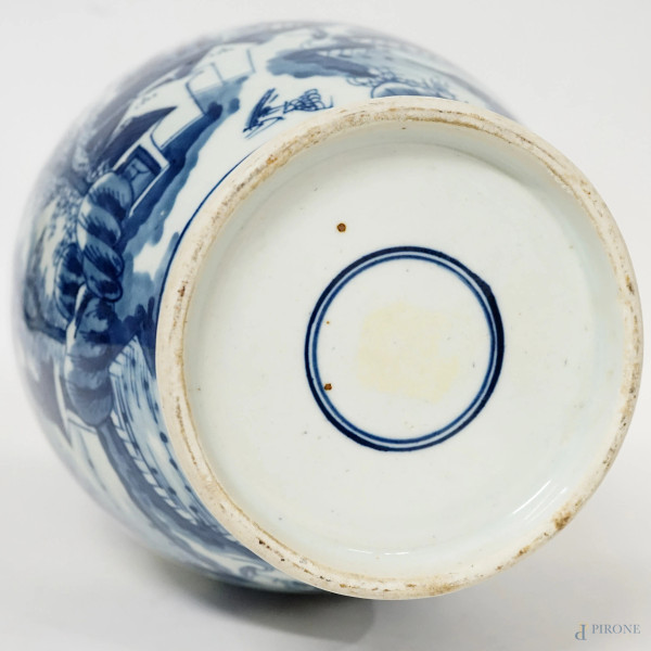 Vaso in porcellana bianca e blu decorato a paesaggi e motivi geometrici, Cina, XX secolo, altezza...