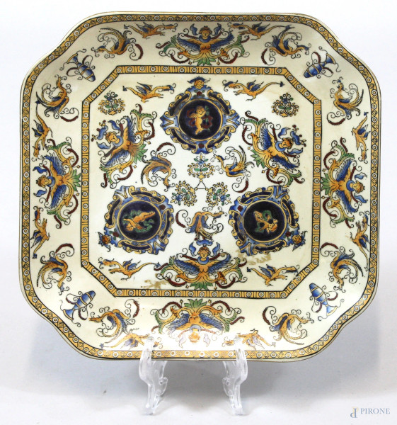 Piatto di linea quadrata in ceramica dipinta a motivi di fiori e animali mitologici, cm. 24x24, XX secolo.