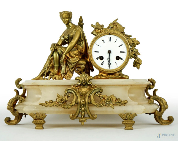 Orologio da camino con scultura di Diana cacciatrice, XIX secolo, in metallo dorato, quadrante a numeri romani, base in alabastro, ingombro totale cm 29x39x10, (meccanismo da revisionare).