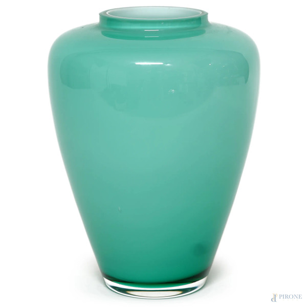 Vaso in vetro incamiciato nei toni del verde, marchio sotto la base IVV, altezza cm 17,8