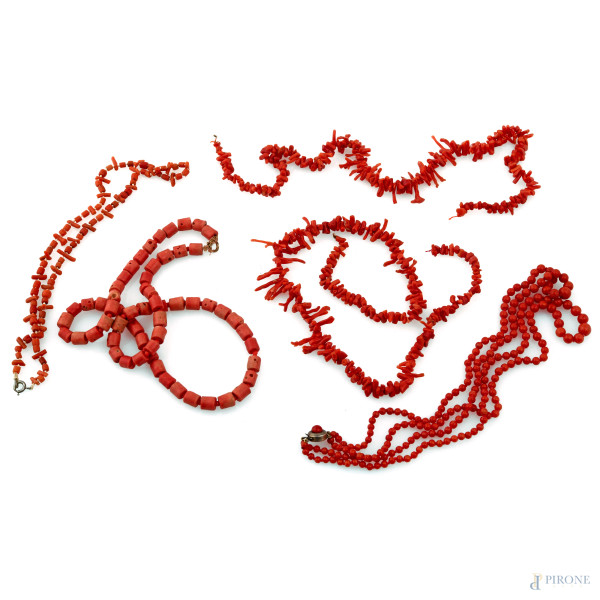 Lotto di cinque collane di bigiotteria, lunghezza massima cm 55, (segni di usura)