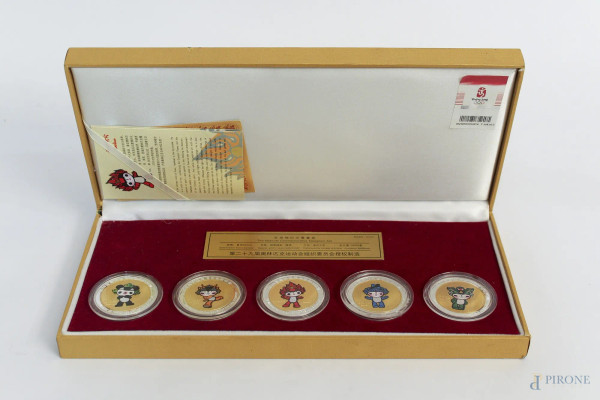 Lotto composto da cinque medaglie di commemorazione delle Olimpiadi di Pechino, diametro massimo 4 cm.