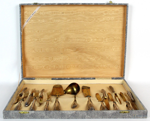 Servizio di posate da dolce con manici in argento, composto da: 6 forchettine, 6 coltelli, un coltello, una paletta ed un colino, entro custodia