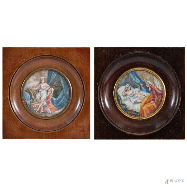 Lotto di due miniature con scene erotiche a serto circolare, XIX secolo, misure  massime comprensive di cornice cm 14x13,5