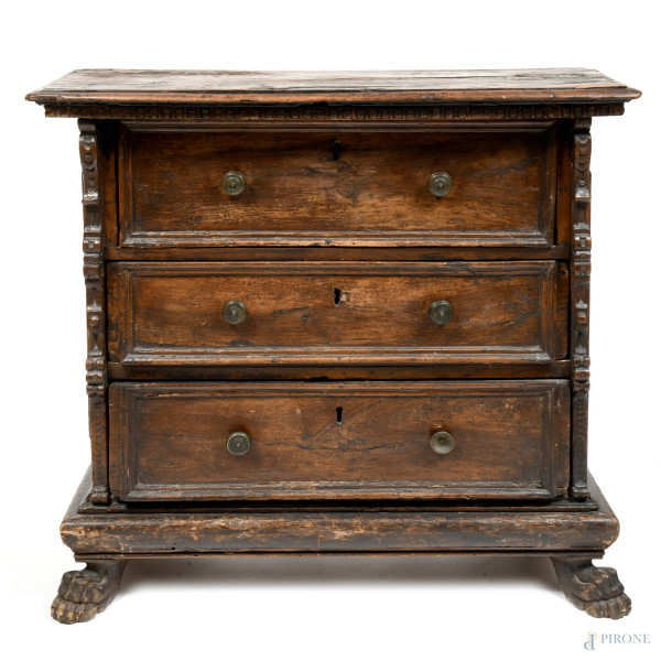 Cassettiera a tre cassetti in colonna con angoli anteriori intagliati e piedi ferini, XVII-XVIII secolo, cm 96x104x39, (segni di usura, scalfiture, fessurazioni, restauri, graffi, difetti)