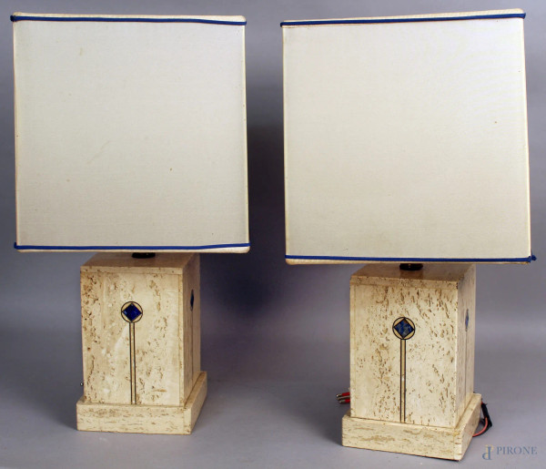 Coppia di lampade in marmo con ntarsi geometrici, anni 80,  h. 50 cm.